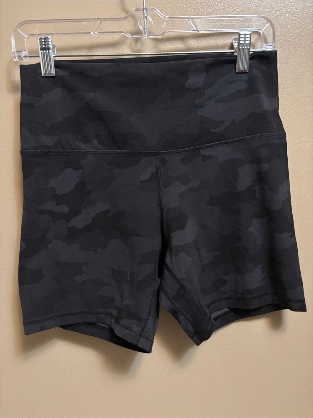 Lululemon Wunder Train Contour Fit High-Rise Short 4" in Black/Coal Camo